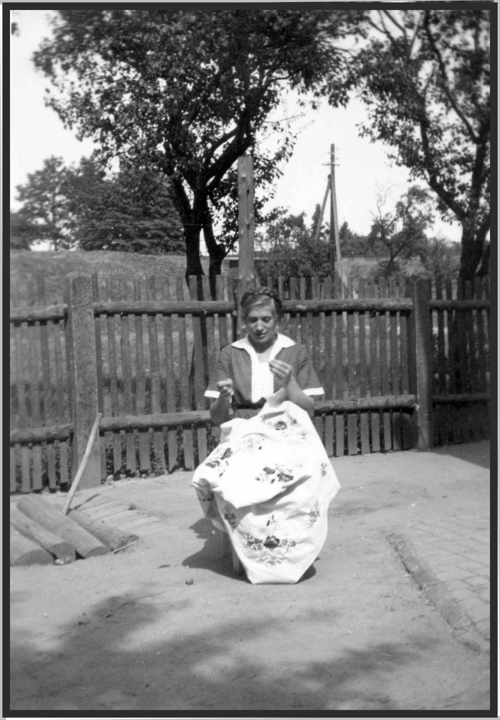 Charlotte Grübler auf ihrem elterlichen Hof in Belgershain 1935