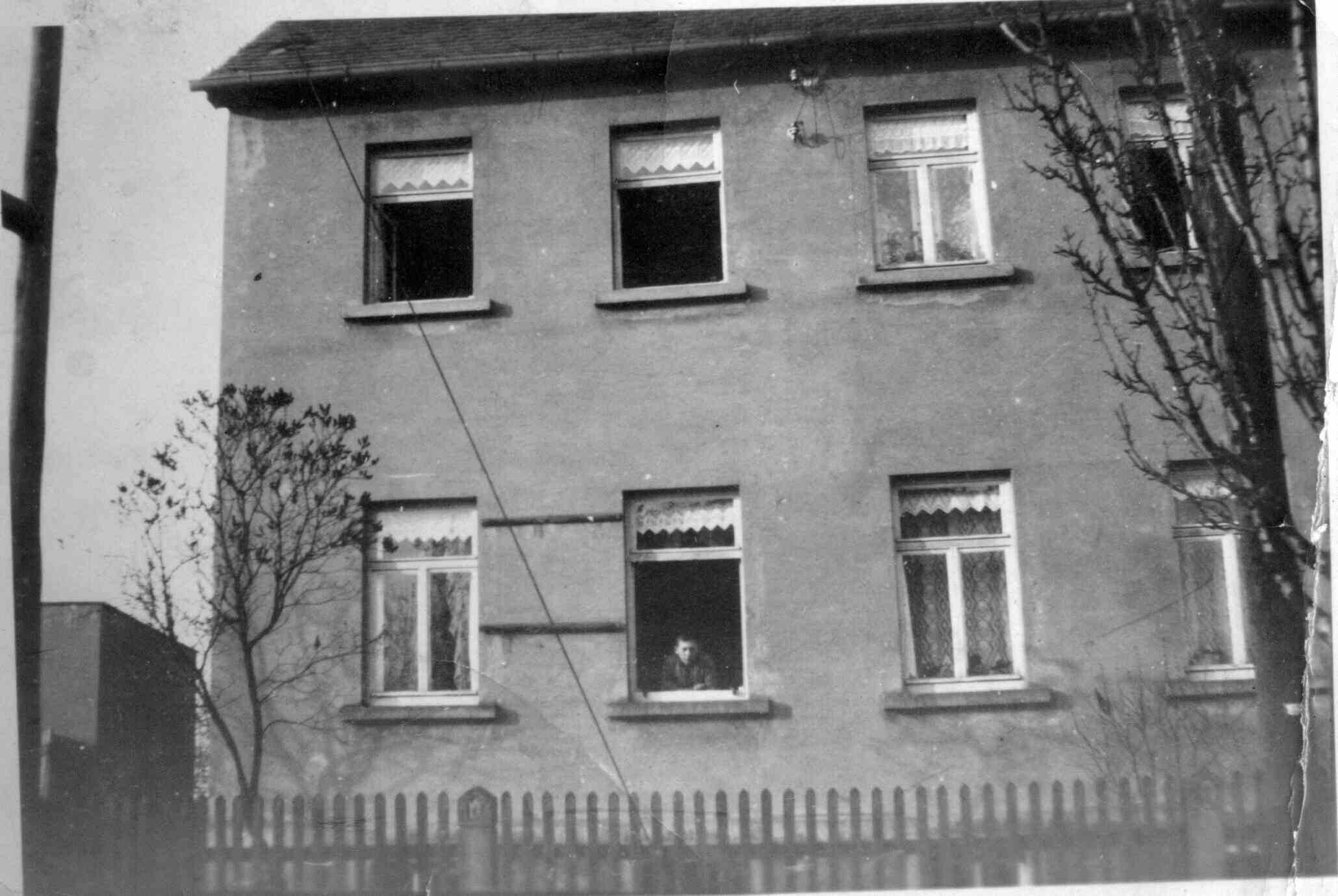 Otto Grübler am heimischen Fenster in Belgershain