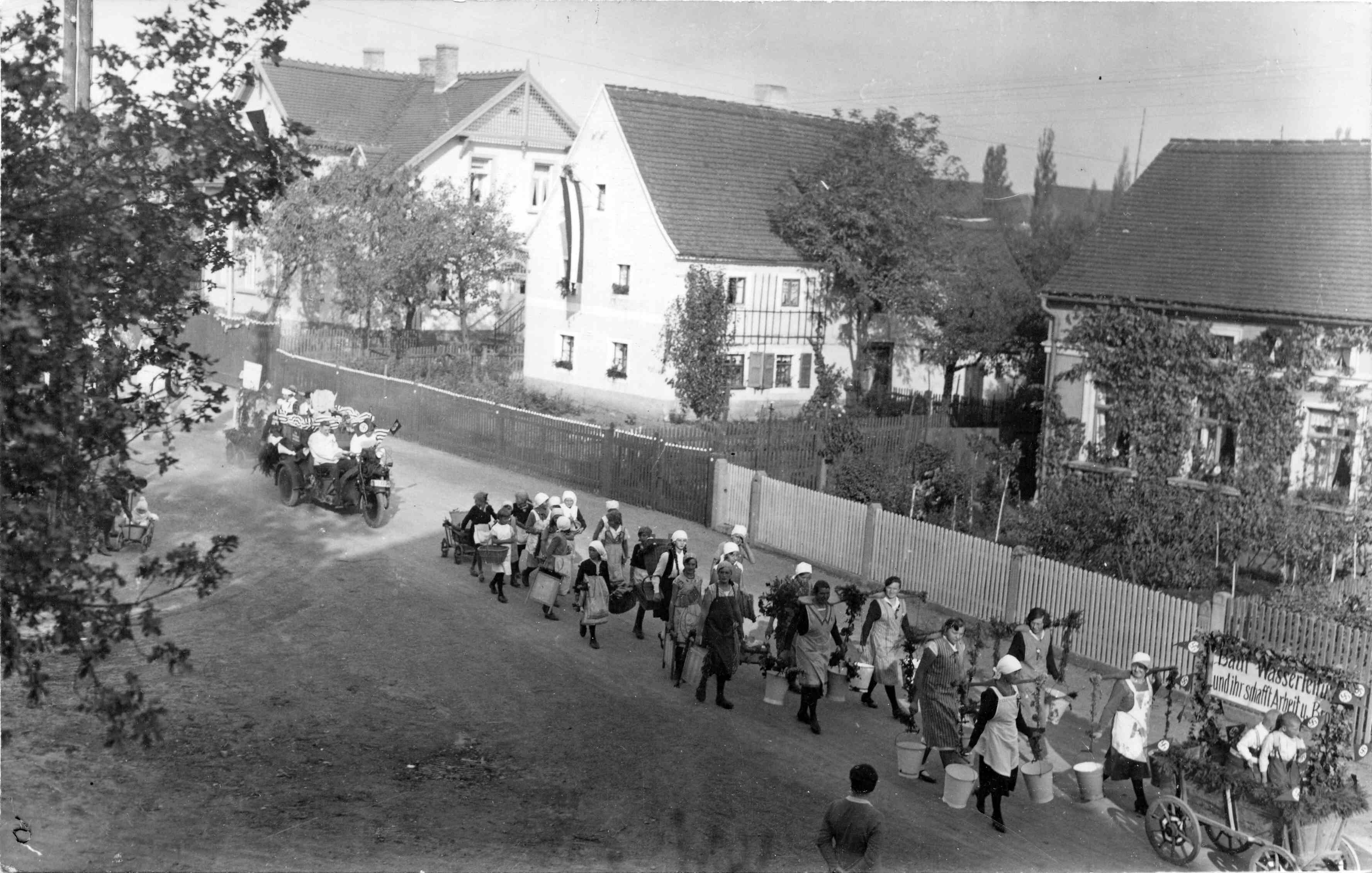 Umzug in Belgershain zum 1. Mai 1934 mit Hakenkreuzen