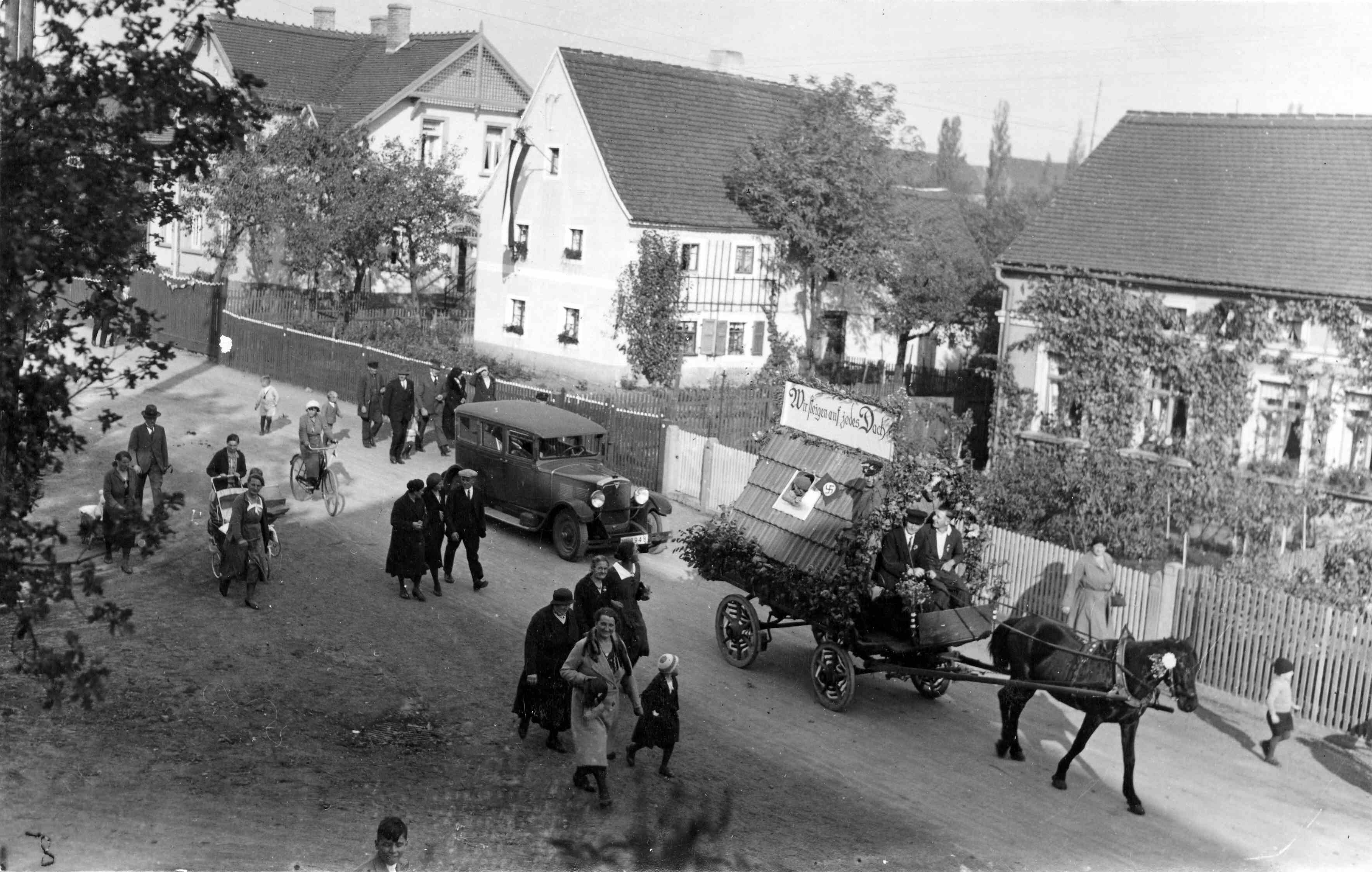 Dachdecker beim Maiumzug Belgershain 1934