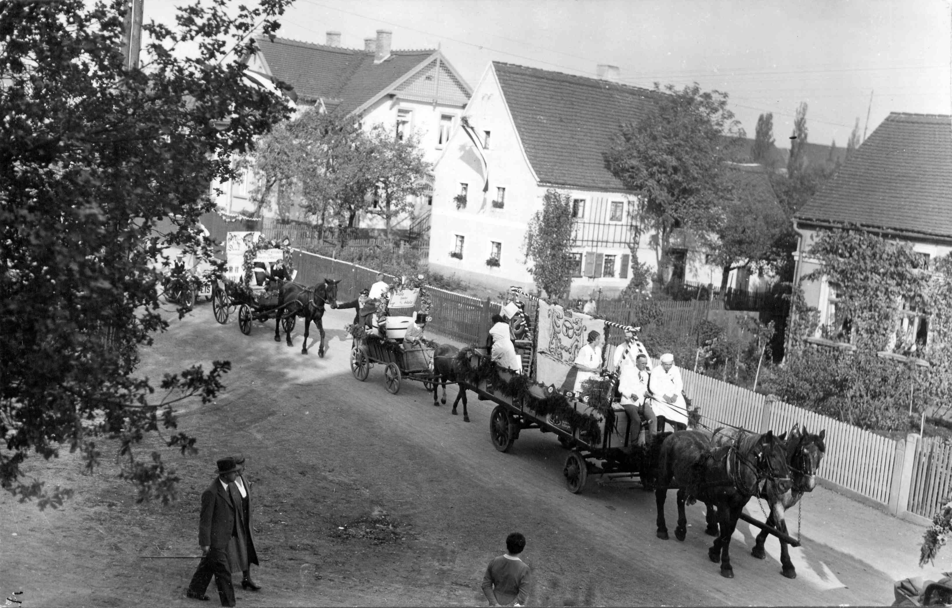 1. Mai 1934, Umzug in Belgershain mit Hakenkreuz