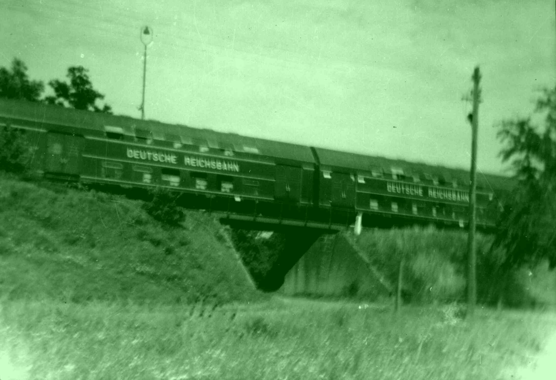 Doppelstockzug auf Belgershainer Bahnbrücke