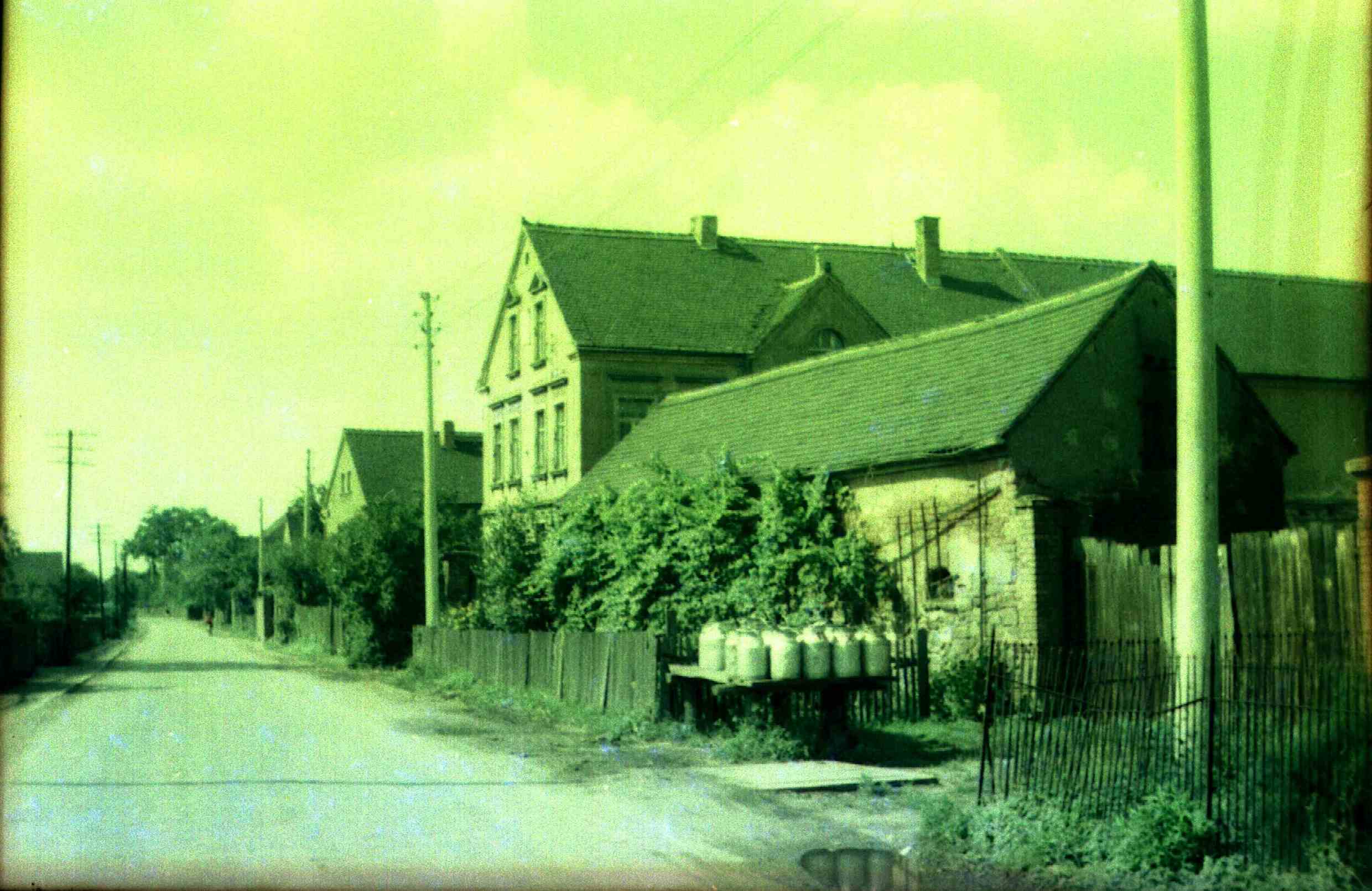 Hauptstraße Belgershain mit Milchkannen, Sommer 1963