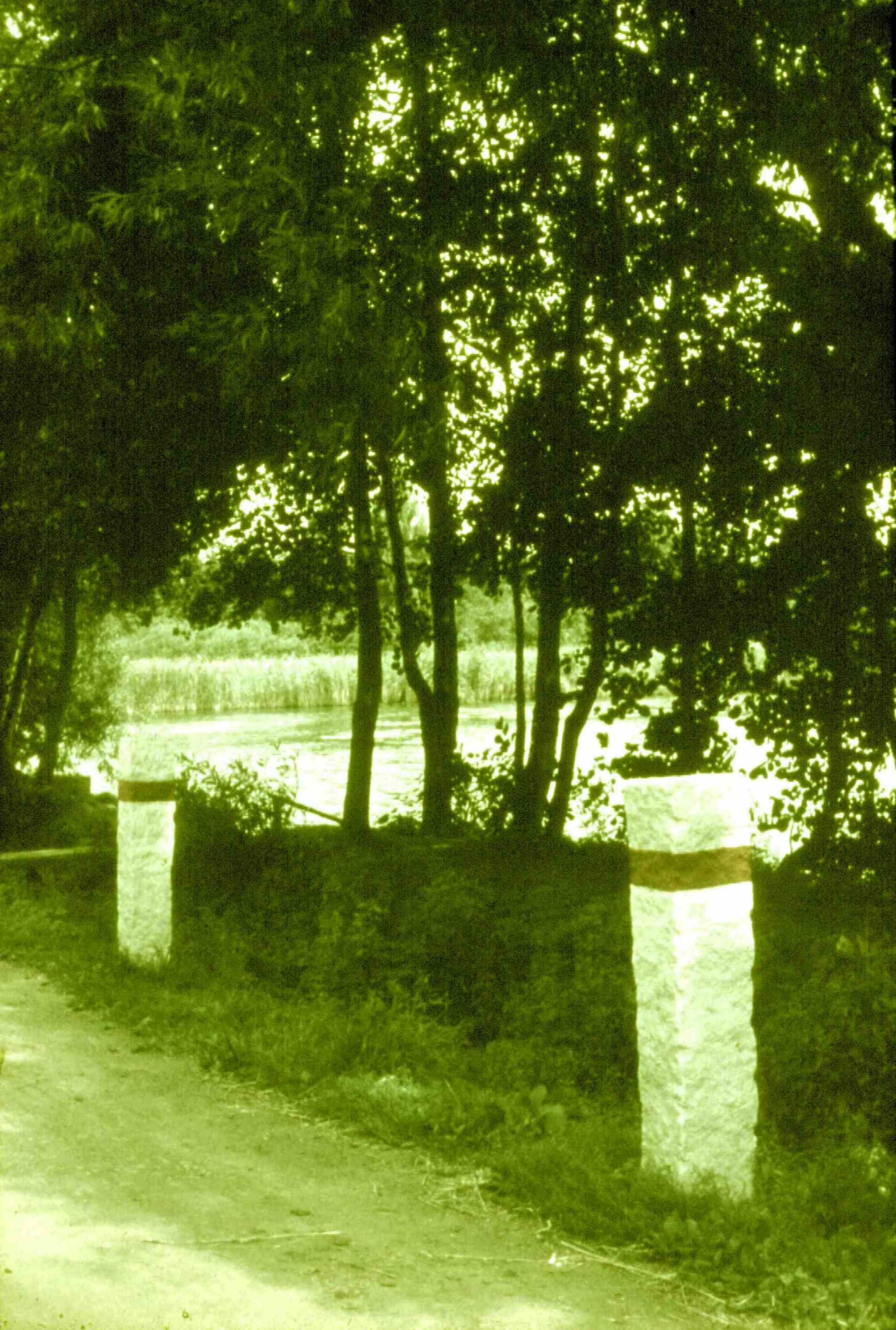 Rote Begrenzungspfosten an einem Rohrbacher Teich
