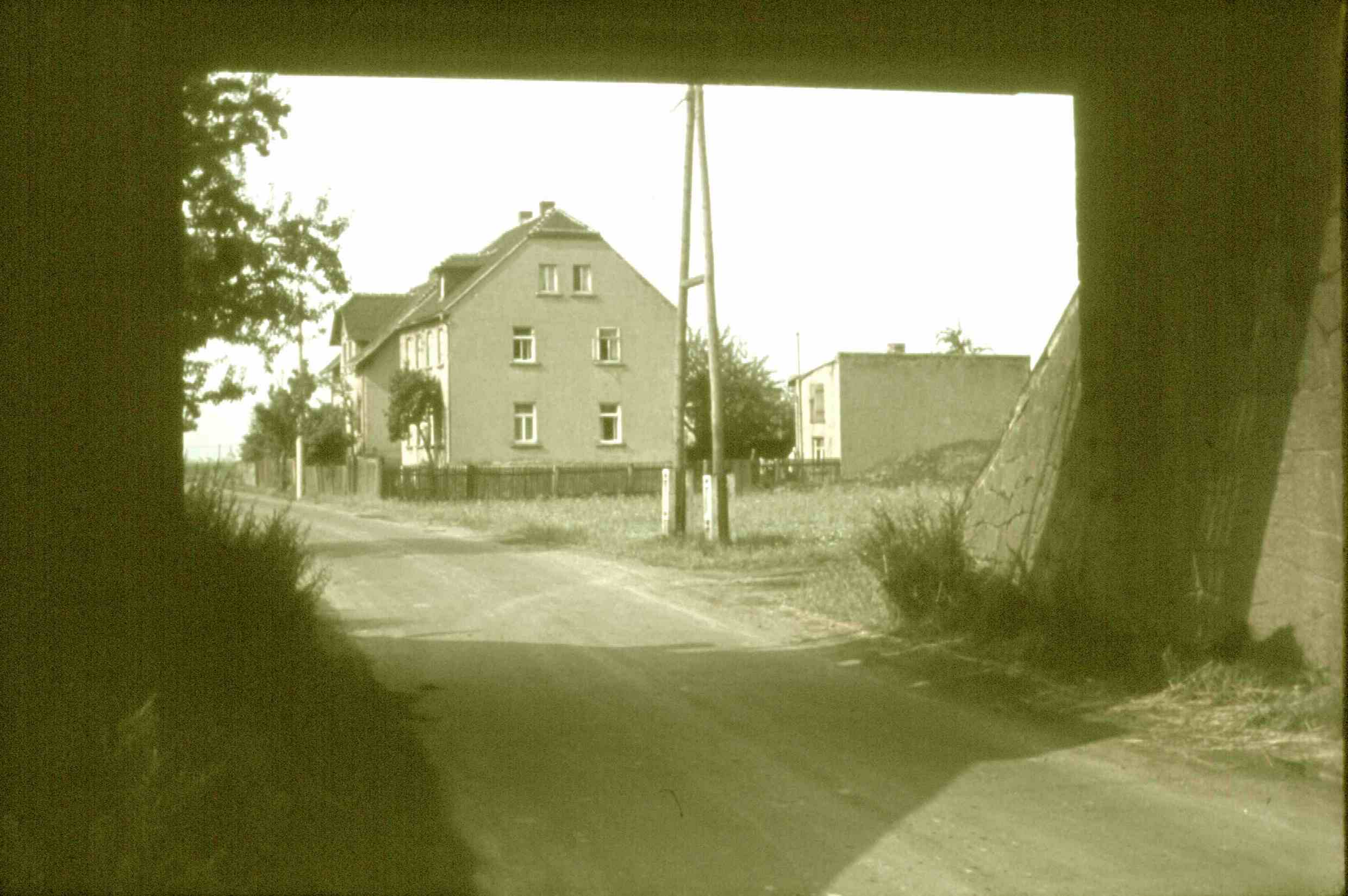 Bahnbr&uuml;cke Belgershain mit Oelzschauer Stra&szlig;e, 13.08.1964