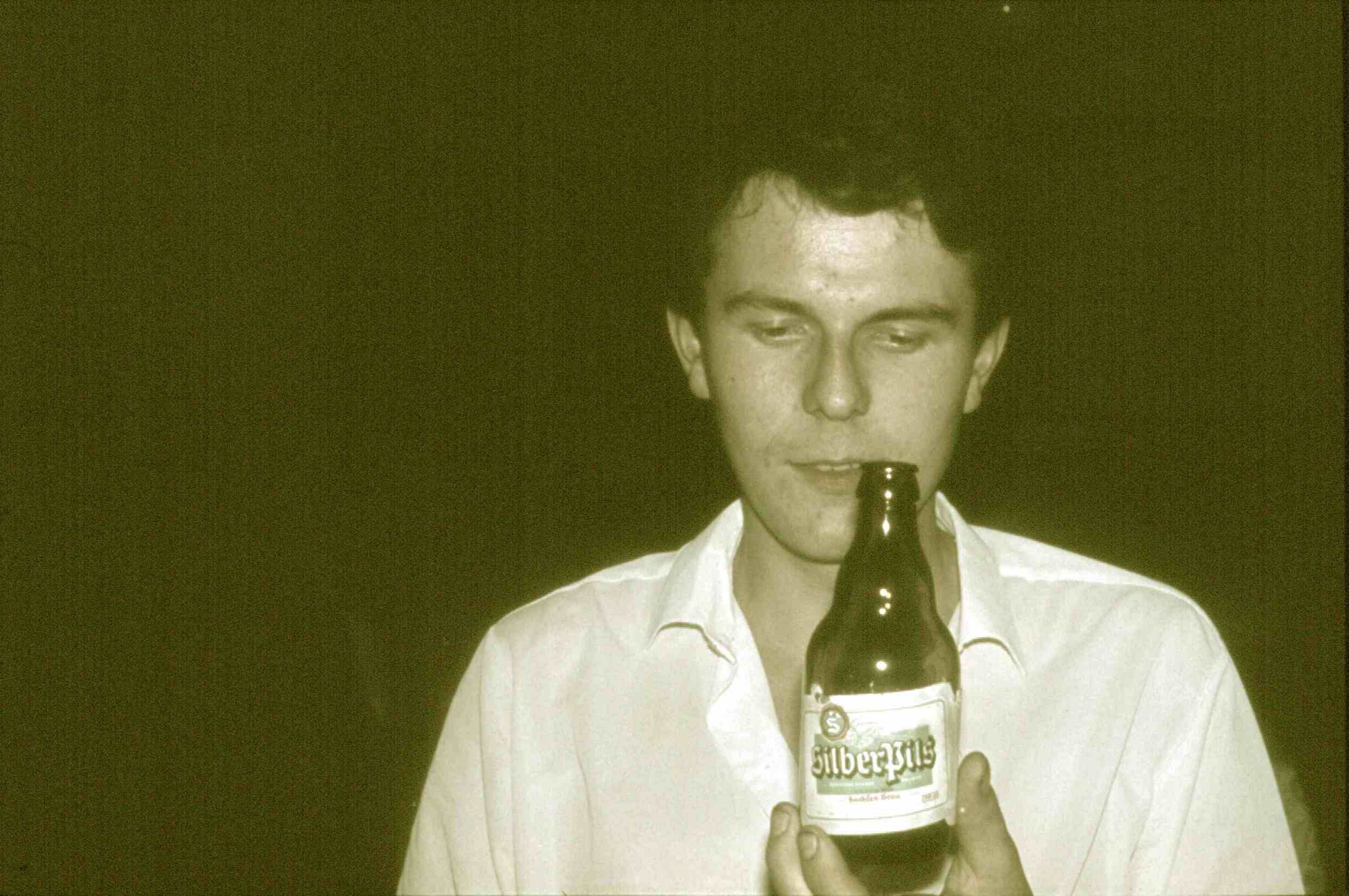 Frank Winkler mit Silber Pils Flasche