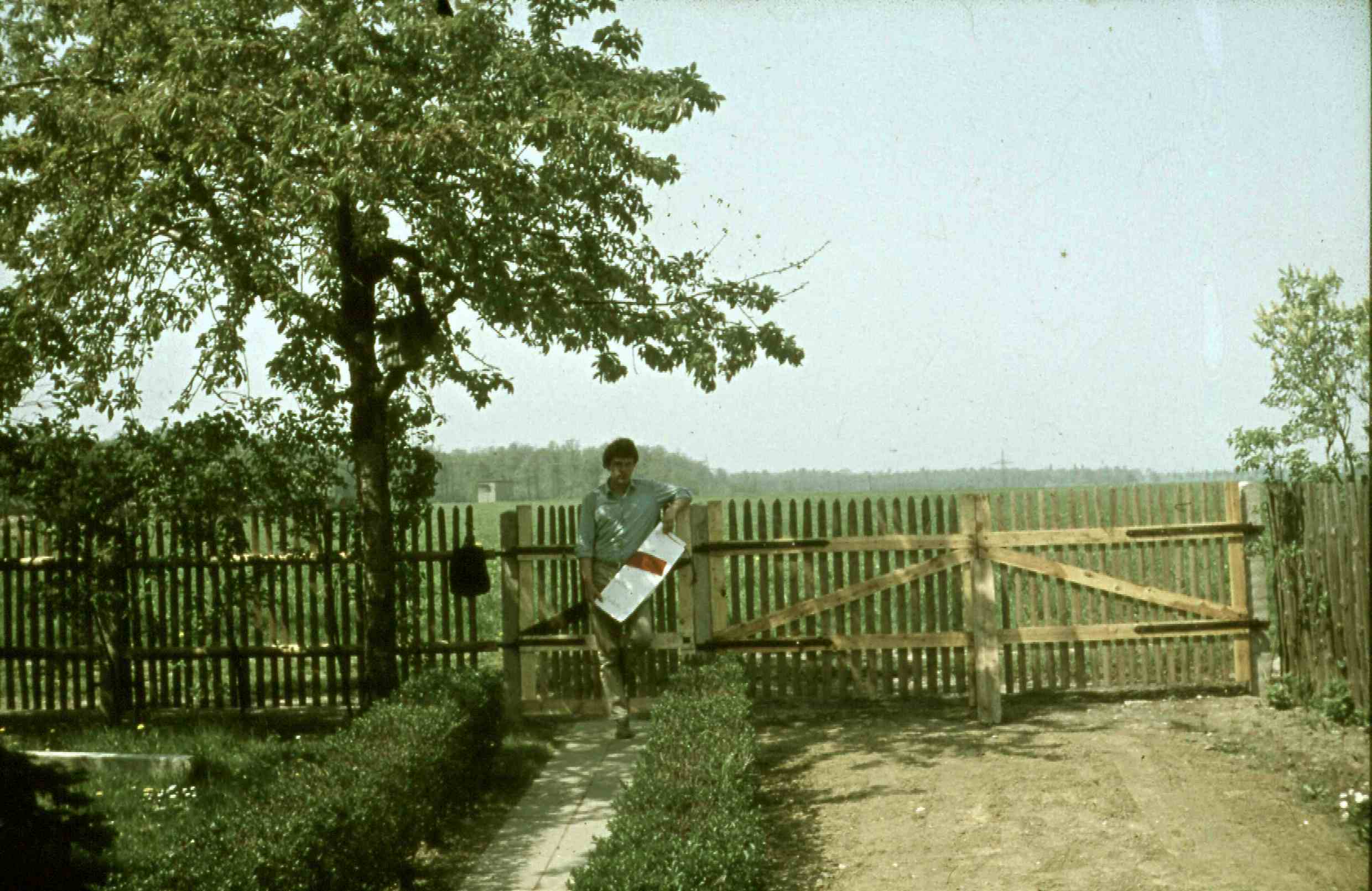 Frank Winkler mit Werbeposter, 1967