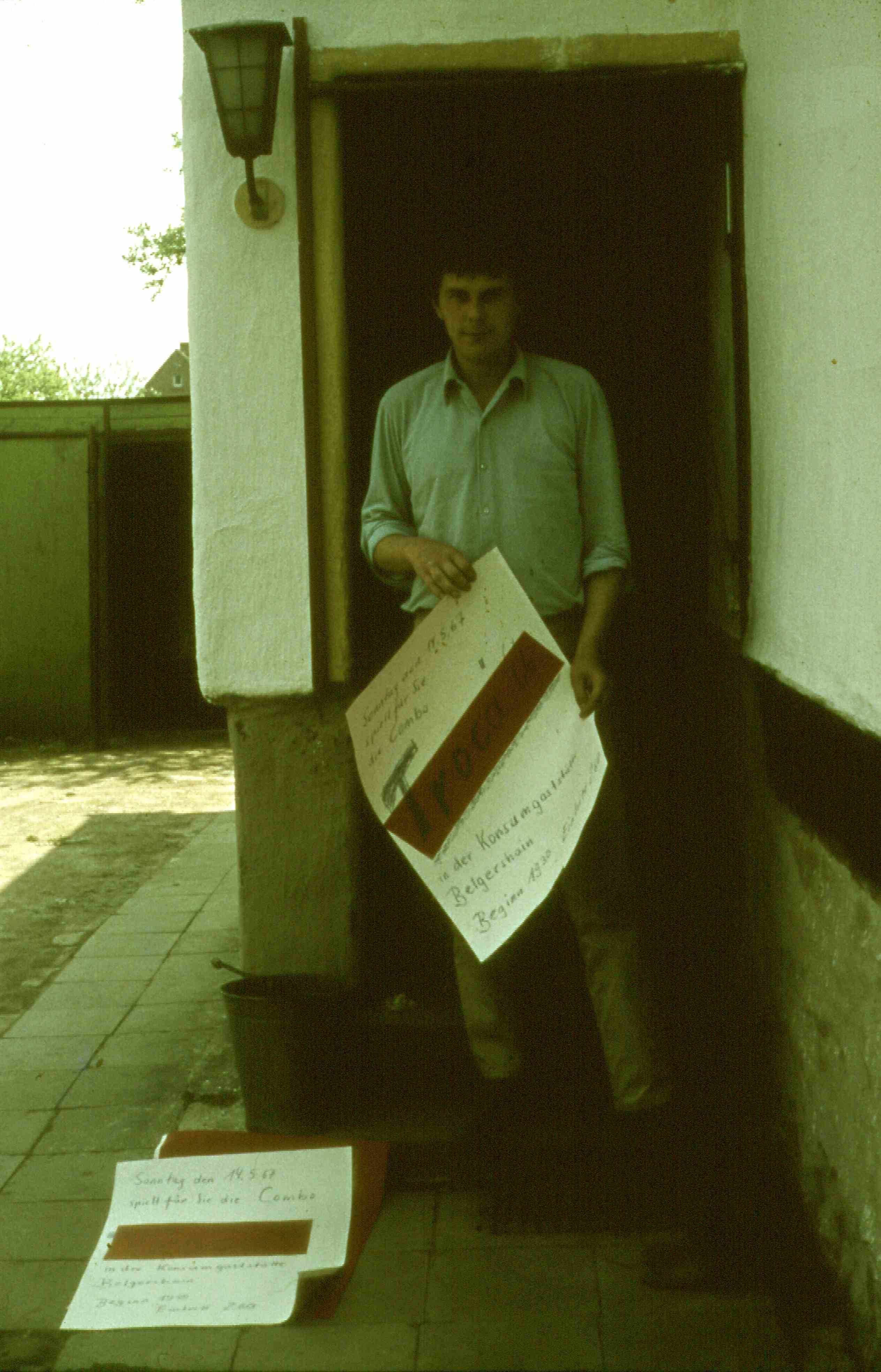 Frank Winkler mit Tanzveranstaltungsplakaten