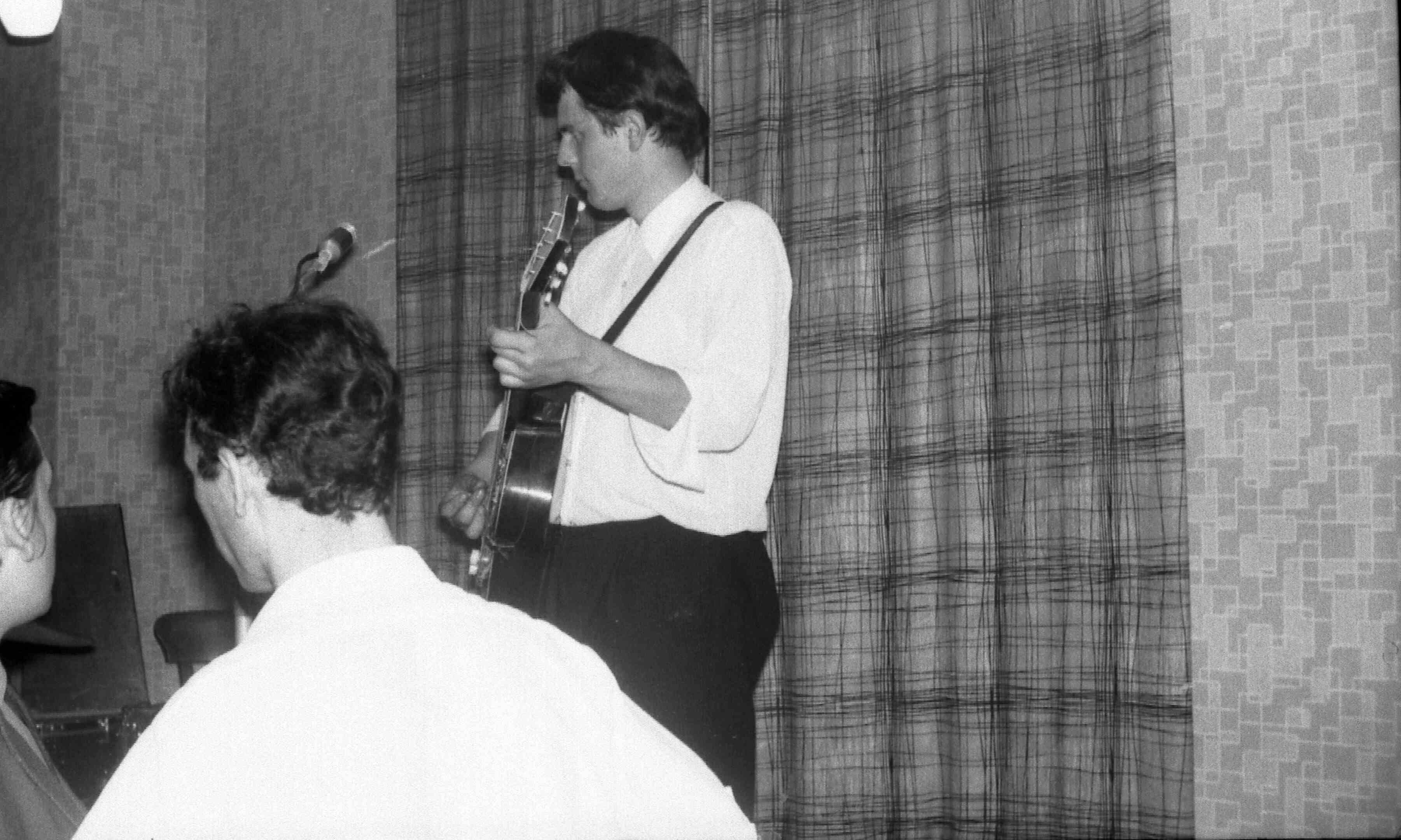 Frank Winkler mit Gitarre