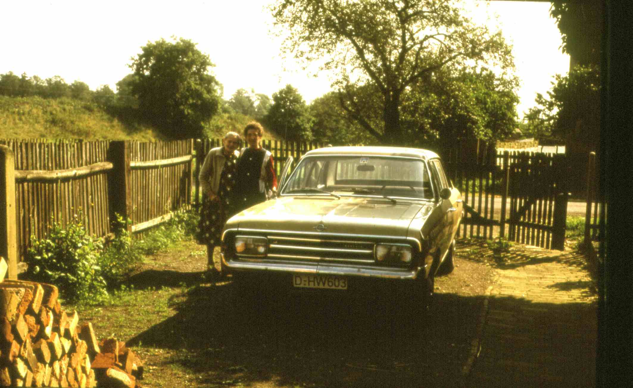 Opel Rekord mit Anna Gr&uuml;bler und Erna Naumann